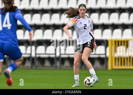 Tubize, Belgique. 06 novembre 2024. Lenelotte Muller (2), d'Allemagne, photographiée lors d'un match de football opposant les équipes nationales féminines de moins de 17 ans de Bosnie-Herzégovine et d'Allemagne lors de la manche 1 de la compétition féminine des moins de 17 ans de l'UEFA, journée 2 dans le groupe A2, le mercredi 6 novembre 2024 à Tubize, Belgique . Crédit : Sportpix/Alamy Live News Banque D'Images