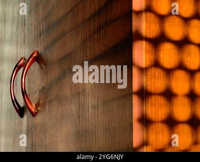 Sunset Shadows on a Brown Closet : une nature morte intérieure Banque D'Images