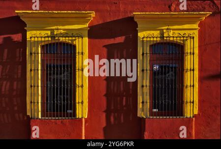 Fenêtres de maison à Calle Matamoros, Oaxaca, Mexique Banque D'Images