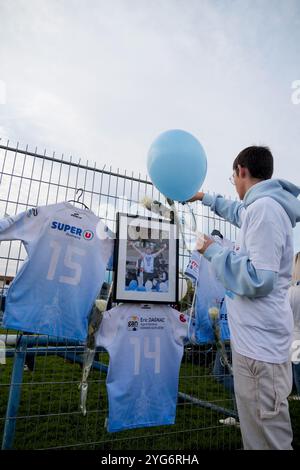 Romans sur Isère, France. 06 novembre 2024. Le Rugby Club de Romans-péage, aux côtés de la famille de la victime, a organisé une marche silencieuse ce mercredi 6 novembre pour rendre hommage à Nicolas Dumas, abattu lors d’une fusillade survenue dans la nuit du jeudi 31 octobre au vendredi 1er novembre devant la discothèque le Seven à Saint-Péray (Ardèche). Romans-sur-Isère, France le 6 novembre 2024. Photo de Leo Previtali/ABACAPRESS. COM Credit : Abaca Press/Alamy Live News Banque D'Images