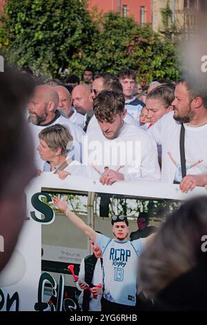 Romans sur Isère, France. 06 novembre 2024. Le Rugby Club de Romans-péage, aux côtés de la famille de la victime, a organisé une marche silencieuse ce mercredi 6 novembre pour rendre hommage à Nicolas Dumas, abattu lors d’une fusillade survenue dans la nuit du jeudi 31 octobre au vendredi 1er novembre devant la discothèque le Seven à Saint-Péray (Ardèche). Romans-sur-Isère, France le 6 novembre 2024. Photo de Leo Previtali/ABACAPRESS. COM Credit : Abaca Press/Alamy Live News Banque D'Images