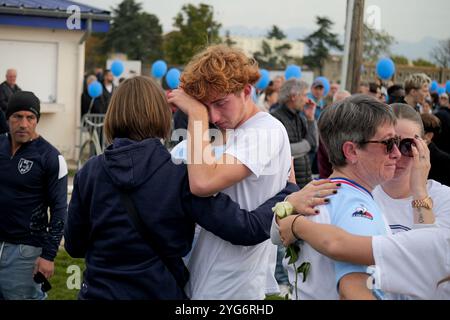 Romans sur Isère, France. 06 novembre 2024. Le Rugby Club de Romans-péage, aux côtés de la famille de la victime, a organisé une marche silencieuse ce mercredi 6 novembre pour rendre hommage à Nicolas Dumas, abattu lors d’une fusillade survenue dans la nuit du jeudi 31 octobre au vendredi 1er novembre devant la discothèque le Seven à Saint-Péray (Ardèche). Romans-sur-Isère, France le 6 novembre 2024. Photo de Leo Previtali/ABACAPRESS. COM Credit : Abaca Press/Alamy Live News Banque D'Images