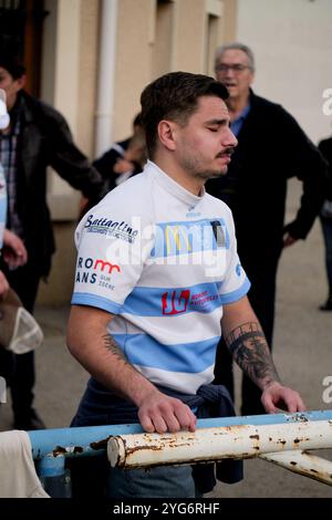 Romans sur Isère, France. 06 novembre 2024. Le Rugby Club de Romans-péage, aux côtés de la famille de la victime, a organisé une marche silencieuse ce mercredi 6 novembre pour rendre hommage à Nicolas Dumas, abattu lors d’une fusillade survenue dans la nuit du jeudi 31 octobre au vendredi 1er novembre devant la discothèque le Seven à Saint-Péray (Ardèche). Romans-sur-Isère, France le 6 novembre 2024. Photo de Leo Previtali/ABACAPRESS. COM Credit : Abaca Press/Alamy Live News Banque D'Images