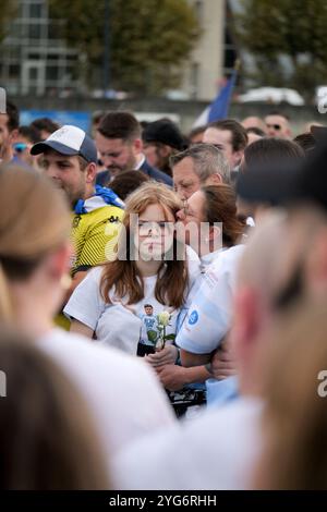 Romans sur Isère, France. 06 novembre 2024. Le Rugby Club de Romans-péage, aux côtés de la famille de la victime, a organisé une marche silencieuse ce mercredi 6 novembre pour rendre hommage à Nicolas Dumas, abattu lors d’une fusillade survenue dans la nuit du jeudi 31 octobre au vendredi 1er novembre devant la discothèque le Seven à Saint-Péray (Ardèche). Romans-sur-Isère, France le 6 novembre 2024. Photo de Leo Previtali/ABACAPRESS. COM Credit : Abaca Press/Alamy Live News Banque D'Images