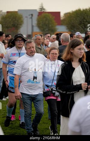 Romans sur Isère, France. 06 novembre 2024. Parents de la victime. Le Rugby Club de Romans-péage, aux côtés de la famille de la victime, a organisé une marche silencieuse ce mercredi 6 novembre pour rendre hommage à Nicolas Dumas, abattu lors d’une fusillade survenue dans la nuit du jeudi 31 octobre au vendredi 1er novembre devant la discothèque le Seven à Saint-Péray (Ardèche). Romans-sur-Isère, France le 6 novembre 2024. Photo de Leo Previtali/ABACAPRESS. COM Credit : Abaca Press/Alamy Live News Banque D'Images