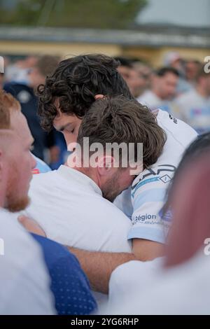 Romans sur Isère, France. 06 novembre 2024. Le Rugby Club de Romans-péage, aux côtés de la famille de la victime, a organisé une marche silencieuse ce mercredi 6 novembre pour rendre hommage à Nicolas Dumas, abattu lors d’une fusillade survenue dans la nuit du jeudi 31 octobre au vendredi 1er novembre devant la discothèque le Seven à Saint-Péray (Ardèche). Romans-sur-Isère, France le 6 novembre 2024. Photo de Leo Previtali/ABACAPRESS. COM Credit : Abaca Press/Alamy Live News Banque D'Images