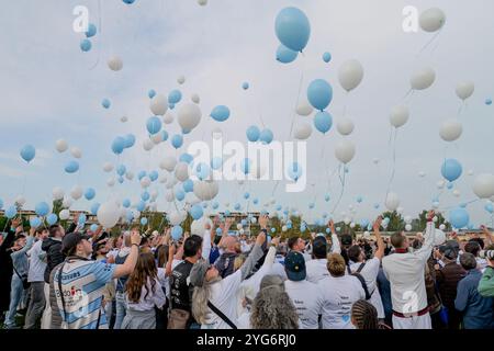 Romans sur Isère, France. 06 novembre 2024. Le Rugby Club de Romans-péage, aux côtés de la famille de la victime, a organisé une marche silencieuse ce mercredi 6 novembre pour rendre hommage à Nicolas Dumas, abattu lors d’une fusillade survenue dans la nuit du jeudi 31 octobre au vendredi 1er novembre devant la discothèque le Seven à Saint-Péray (Ardèche). Romans-sur-Isère, France le 6 novembre 2024. Photo de Leo Previtali/ABACAPRESS. COM Credit : Abaca Press/Alamy Live News Banque D'Images