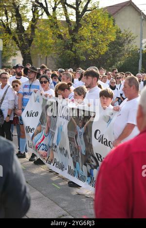 Romans sur Isère, France. 06 novembre 2024. Le Rugby Club de Romans-péage, aux côtés de la famille de la victime, a organisé une marche silencieuse ce mercredi 6 novembre pour rendre hommage à Nicolas Dumas, abattu lors d’une fusillade survenue dans la nuit du jeudi 31 octobre au vendredi 1er novembre devant la discothèque le Seven à Saint-Péray (Ardèche). Romans-sur-Isère, France le 6 novembre 2024. Photo de Leo Previtali/ABACAPRESS. COM Credit : Abaca Press/Alamy Live News Banque D'Images