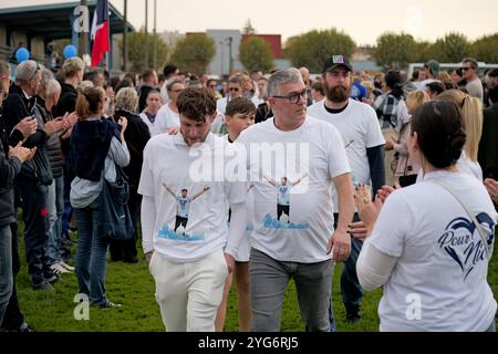 Romans sur Isère, France. 06 novembre 2024. Le Rugby Club de Romans-péage, aux côtés de la famille de la victime, a organisé une marche silencieuse ce mercredi 6 novembre pour rendre hommage à Nicolas Dumas, abattu lors d’une fusillade survenue dans la nuit du jeudi 31 octobre au vendredi 1er novembre devant la discothèque le Seven à Saint-Péray (Ardèche). Romans-sur-Isère, France le 6 novembre 2024. Photo de Leo Previtali/ABACAPRESS. COM Credit : Abaca Press/Alamy Live News Banque D'Images