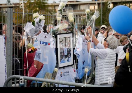 Romans sur Isère, France. 06 novembre 2024. Le Rugby Club de Romans-péage, aux côtés de la famille de la victime, a organisé une marche silencieuse ce mercredi 6 novembre pour rendre hommage à Nicolas Dumas, abattu lors d’une fusillade survenue dans la nuit du jeudi 31 octobre au vendredi 1er novembre devant la discothèque le Seven à Saint-Péray (Ardèche). Romans-sur-Isère, France le 6 novembre 2024. Photo de Leo Previtali/ABACAPRESS. COM Credit : Abaca Press/Alamy Live News Banque D'Images