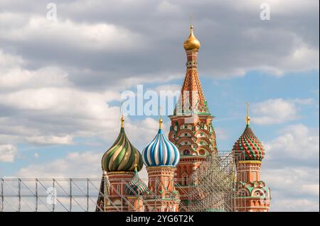 Dômes de la cathédrale Saint-Basile sur la place Rouge à Moscou, Russie Banque D'Images