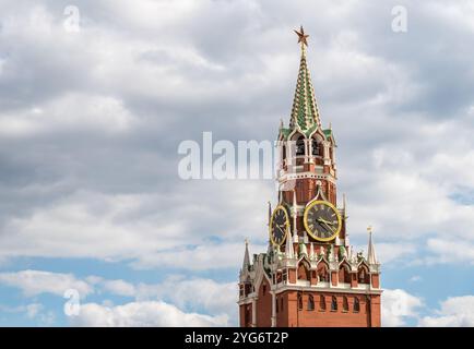 La tour Spasskaya du Kremlin à Moscou, est la tour principale sur le mur oriental du Kremlin de Moscou, en Russie. Banque D'Images