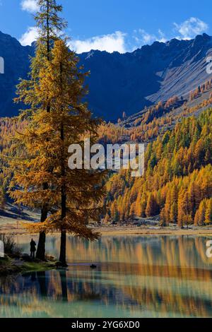 Le lac vert émeraude d'Orceyerette, entouré de mélèze et de pins centenaires, couronné par de hautes crêtes. Banque D'Images