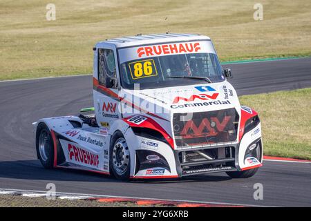 Tom O'Rourke dans son MV Truck Racing International Navistar lors de la course British Truck Racing Championship 2024 à Snetterton, Norfolk, Royaume-Uni. Banque D'Images