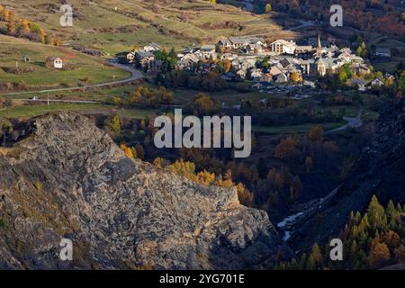 Villar d'Arene, un village de montagne sur la route du col du Lautaret Banque D'Images