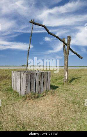 Bien dessiner traditionnel dans le parc national Neusiedler See-Seewinkel à Lange Lacke Salt Lake dans le Burgenland, Autriche Banque D'Images