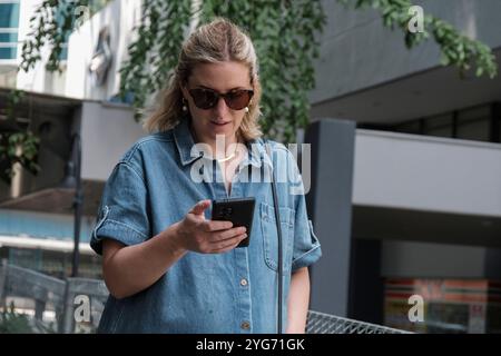 Kuala Lumpur, Malaisie. 05 novembre 2024. Une touriste vue en utilisant son téléphone à Kuala Lumpur. (Photo Faris Hadziq/SOPA images/SIPA USA) crédit : SIPA USA/Alamy Live News Banque D'Images