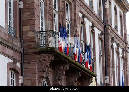 Cette vue alternative, détaillée de Strasbourg en Alsace, met en valeur les maisons traditionnelles à colombages de la ville dans le quartier de la petite France. Banque D'Images