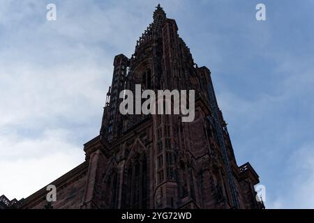 Cette vue alternative, détaillée de Strasbourg en Alsace, met en valeur les maisons traditionnelles à colombages de la ville dans le quartier de la petite France. Banque D'Images