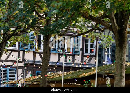 Cette vue alternative, détaillée de Strasbourg en Alsace, met en valeur les maisons traditionnelles à colombages de la ville dans le quartier de la petite France. Banque D'Images