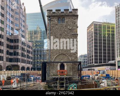 Grade I énuméré tous les Hallows coloration tour d'église avec des travaux d'excavation pour le développement de la région. Banque D'Images