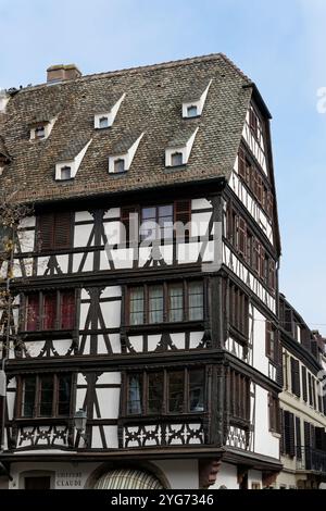 Cette vue alternative, détaillée de Strasbourg en Alsace, met en valeur les maisons traditionnelles à colombages de la ville dans le quartier de la petite France. Banque D'Images