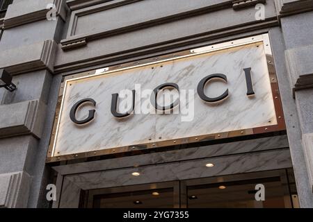 Bari, Italie - 22 septembre 2023 : façade du magasin Gucci à Bari, Italie, avec le logo de la marque bien connue sur un revêtement en marbre. Image symbolique du luxe et de la mode design *** Fassade des Gucci-Geschäfts in Bari, Italien, mit dem bekannten Markenlogo auf einer Marmorverkleidung. Symbolbild für Luxus und Designermode Banque D'Images