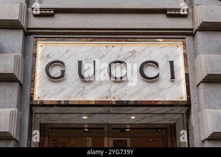 Bari, Italie - 22 septembre 2023 : façade du magasin Gucci à Bari, Italie, avec le logo de la marque bien connue sur un revêtement en marbre. Image symbolique du luxe et de la mode design *** Fassade des Gucci-Geschäfts in Bari, Italien, mit dem bekannten Markenlogo auf einer Marmorverkleidung. Symbolbild für Luxus und Designermode Banque D'Images