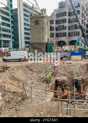 Grade I énuméré tous les Hallows coloration tour d'église avec des travaux d'excavation pour le développement de la région. Banque D'Images