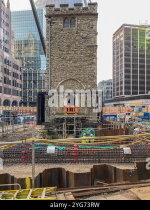 Historique Grade I a répertorié toutes les tours d'église de coloration de Hallows entourées de travaux d'excavation pendant le réaménagement de la région. Ville de Londres, Royaume-Uni Banque D'Images