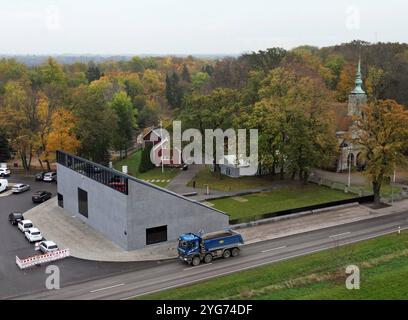 30.10.2024 Sachsen Anhalt Sachsen-Anhalt Halle Saale Neues Museum Lützen 1632 über Dreißigjährigen Krieg Die Schlacht BEI Lützen im Jahr 1632 War eine der entscheidenden Schlachten des Dreißigjährigen Krieges 1618 1648. Dabei starben rund 9,000 Menschen, darunter der schwedische König Gustav II. Adolf. 47 der getöteten Soldaten wurden 2011 in einem Massengrab gefunden. DAS neugebaute Museum Lützen 1632 Zeigt den spektakulären Fund in einer modernen Ausstellung. Hier wird von den Leiden der Menschen erzählt, eine Verbindung zur Gegenwart gezogen und die große frage gestellt : Wie kommt es zu Kri Banque D'Images