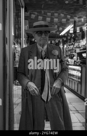 Icône George Skeggs alias Soho George marchant autour du West End dans son costume dapper. Banque D'Images