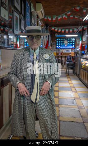 Icône George Skeggs alias Soho George marchant autour du West End dans son costume dapper. Banque D'Images