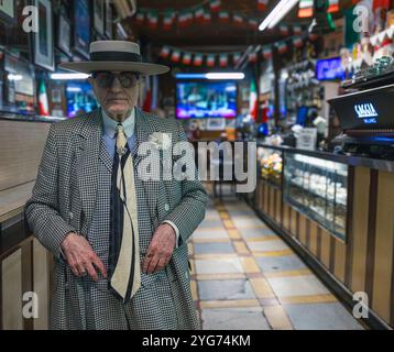 Icône George Skeggs alias Soho George au Bar Italia dans son costume de dapper. Banque D'Images