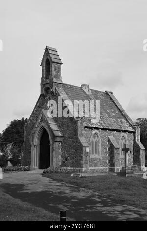 Cimetière de Highland Road, Southsea, Portsmouth, Hampshire. 17 octobre 2024. Vue en niveaux de gris de la chapelle sur le terrain du cimetière. Banque D'Images