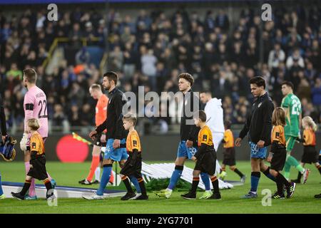 Bruges, Belgique. 06 novembre 2024. Les joueurs du club photographiés au début d'un match de football entre le belge Club Brugge KV et l'anglaise Aston Villa F.C., mercredi 06 novembre 2024 à Bruges, lors de la quatrième journée de la phase de la ligue de l'UEFA Champions League. BELGA PHOTO BRUNO FAHY crédit : Belga News Agency/Alamy Live News Banque D'Images