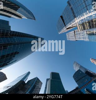 Moscou, Russie - 19 août 2024 : une photographie architecturale panoramique de gratte-ciel dans la Techno City de Moscou avec un fond de ciel bleu clair, capture Banque D'Images