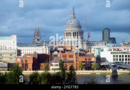 Vue de la cathédrale St Pauls de l'autre côté de la Tamise depuis la Tate Modern Art Gallery en automne dans la ville de Londres Angleterre Royaume-Uni 2024 KATHY DEWITT Banque D'Images