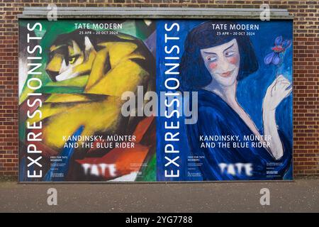 Tate Modern Expressionnistes Kandinsky Munter et la galerie d'art Blue Rider affiche à l'extérieur sur le mur octobre 2024 Londres Angleterre Royaume-Uni Banque D'Images