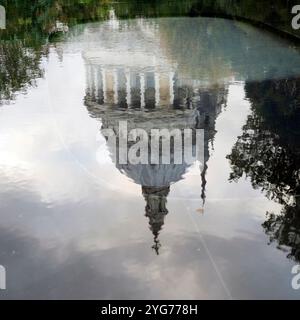 Reflet du dôme de la cathédrale St Pauls dans l'eau de l'étang de jardin de réflexion près de Watling Street à Londres EC4 Angleterre Grande-Bretagne KATHY DEWITT Banque D'Images