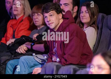 Wroclaw, Wroclaw, Pologne. 6 novembre 2024. Le 15e Festival du film américain de WrocÅ‚aw a accueilli l'acteur acclamé Jesse Eisenberg comme l'un de ses invités vedettes cette année. Connu pour ses rôles dans des films comme le réseau social, Zombieland et L'Art de l'autodéfense, Eisenberg apporte une présence unique à l'écran, et sa participation a ajouté un charme particulier à la programmation de cette année. Le festival, qui se tient du 5 au 11 novembre, célèbre un large éventail de films américains, des hits hollywoodiens aux joyaux indépendants, mettant en valeur la diversité et la profondeur du cinéma américain. Au festival, l'acteur Re Banque D'Images
