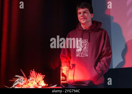 Wroclaw, Wroclaw, Pologne. 6 novembre 2024. Le 15e Festival du film américain de WrocÅ‚aw a accueilli l'acteur acclamé Jesse Eisenberg comme l'un de ses invités vedettes cette année. Connu pour ses rôles dans des films comme le réseau social, Zombieland et L'Art de l'autodéfense, Eisenberg apporte une présence unique à l'écran, et sa participation a ajouté un charme particulier à la programmation de cette année. Le festival, qui se tient du 5 au 11 novembre, célèbre un large éventail de films américains, des hits hollywoodiens aux joyaux indépendants, mettant en valeur la diversité et la profondeur du cinéma américain. Au festival, l'acteur Re Banque D'Images
