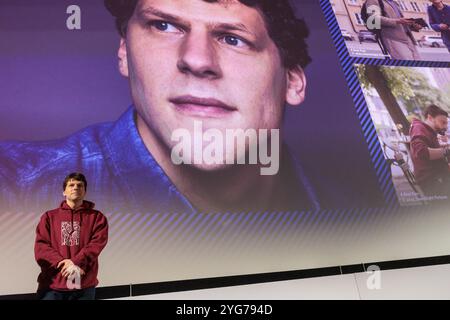 Wroclaw, Wroclaw, Pologne. 6 novembre 2024. Le 15e Festival du film américain de WrocÅ‚aw a accueilli l'acteur acclamé Jesse Eisenberg comme l'un de ses invités vedettes cette année. Connu pour ses rôles dans des films comme le réseau social, Zombieland et L'Art de l'autodéfense, Eisenberg apporte une présence unique à l'écran, et sa participation a ajouté un charme particulier à la programmation de cette année. Le festival, qui se tient du 5 au 11 novembre, célèbre un large éventail de films américains, des hits hollywoodiens aux joyaux indépendants, mettant en valeur la diversité et la profondeur du cinéma américain. Au festival, l'acteur Re Banque D'Images