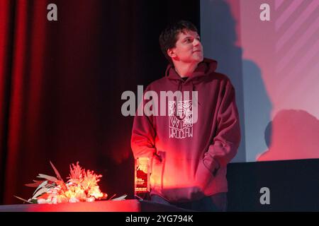 Wroclaw, Wroclaw, Pologne. 6 novembre 2024. Le 15e Festival du film américain de WrocÅ‚aw a accueilli l'acteur acclamé Jesse Eisenberg comme l'un de ses invités vedettes cette année. Connu pour ses rôles dans des films comme le réseau social, Zombieland et L'Art de l'autodéfense, Eisenberg apporte une présence unique à l'écran, et sa participation a ajouté un charme particulier à la programmation de cette année. Le festival, qui se tient du 5 au 11 novembre, célèbre un large éventail de films américains, des hits hollywoodiens aux joyaux indépendants, mettant en valeur la diversité et la profondeur du cinéma américain. Au festival, l'acteur Re Banque D'Images
