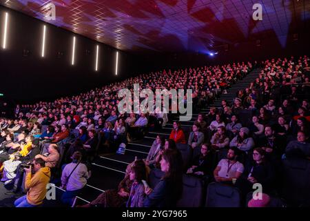 Wroclaw, Wroclaw, Pologne. 6 novembre 2024. Le 15e Festival du film américain de WrocÅ‚aw a accueilli l'acteur acclamé Jesse Eisenberg comme l'un de ses invités vedettes cette année. Connu pour ses rôles dans des films comme le réseau social, Zombieland et L'Art de l'autodéfense, Eisenberg apporte une présence unique à l'écran, et sa participation a ajouté un charme particulier à la programmation de cette année. Le festival, qui se tient du 5 au 11 novembre, célèbre un large éventail de films américains, des hits hollywoodiens aux joyaux indépendants, mettant en valeur la diversité et la profondeur du cinéma américain. Au festival, l'acteur Re Banque D'Images