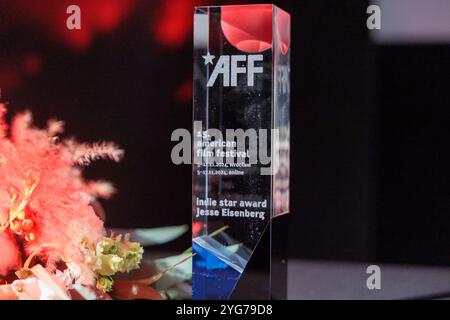 Wroclaw, Wroclaw, Pologne. 6 novembre 2024. Le 15e Festival du film américain de WrocÅ‚aw a accueilli l'acteur acclamé Jesse Eisenberg comme l'un de ses invités vedettes cette année. Connu pour ses rôles dans des films comme le réseau social, Zombieland et L'Art de l'autodéfense, Eisenberg apporte une présence unique à l'écran, et sa participation a ajouté un charme particulier à la programmation de cette année. Le festival, qui se tient du 5 au 11 novembre, célèbre un large éventail de films américains, des hits hollywoodiens aux joyaux indépendants, mettant en valeur la diversité et la profondeur du cinéma américain. Au festival, l'acteur Re Banque D'Images