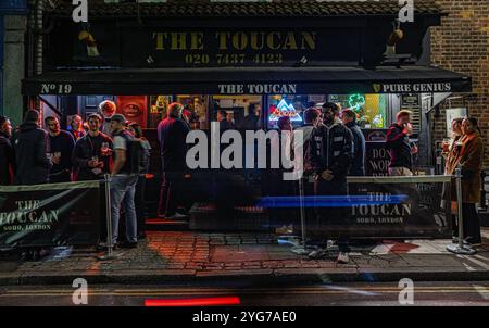 Les gens boivent devant le pub Toucan, Soho, Londres, Angleterre, Royaume-Uni Banque D'Images