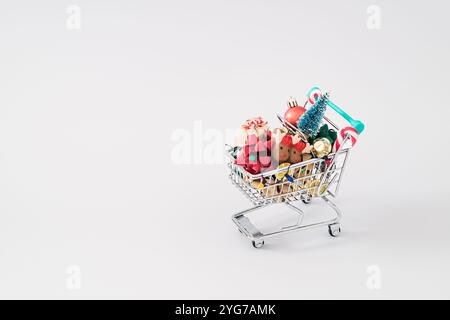 Panier plein d'objets de Noël et de décoration sur fond blanc avec espace de copie. Concept minimal de Noël et de nouvel an. Banque D'Images