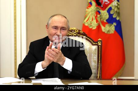 Moscou, Russie. 06 novembre 2024. Le président russe Vladimir Poutine, applaudit lors d’une cérémonie à distance pour lancer le brise-glace nucléaire de classe Arktika Chukotka, depuis le Kremlin, le 6 novembre 2024 à Moscou, en Russie. Chukotka est le cinquième brise-glace du projet 22220 construit par le chantier naval de la Baltique dans le cadre d'un contrat avec la société d'État Rosatom. Crédit : Vyacheslav Prokofyev/Kremlin Pool/Alamy Live News Banque D'Images