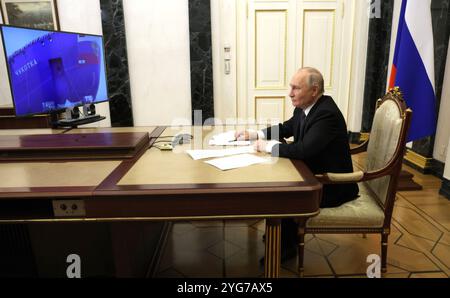 Moscou, Russie. 06 novembre 2024. Le président russe Vladimir Poutine, participe à une cérémonie à distance pour lancer le brise-glace nucléaire de classe Arktika Chukotka, depuis le Kremlin, le 6 novembre 2024 à Moscou, en Russie. Chukotka est le cinquième brise-glace du projet 22220 construit par le chantier naval de la Baltique dans le cadre d'un contrat avec la société d'État Rosatom. Crédit : Vyacheslav Prokofyev/Kremlin Pool/Alamy Live News Banque D'Images